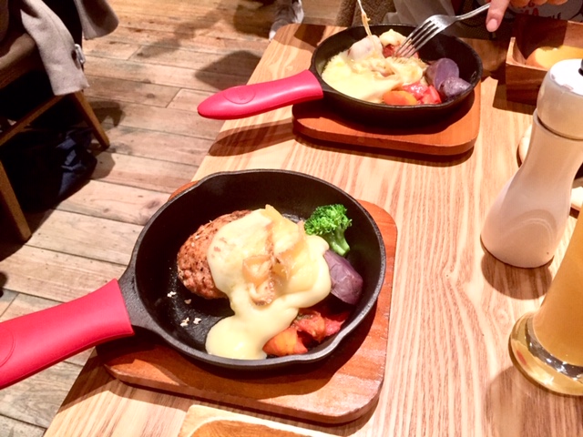 トロトロチーズのスキレットハンバーグステーキ（1800円）