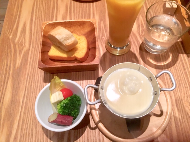 チーズフォンデュサラダと焼き立てパンビュッフェ