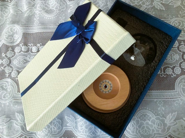 箱は簡単に蓋が空いてしまいます