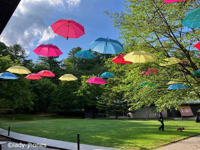村民食堂とトンボの湯の間の広場