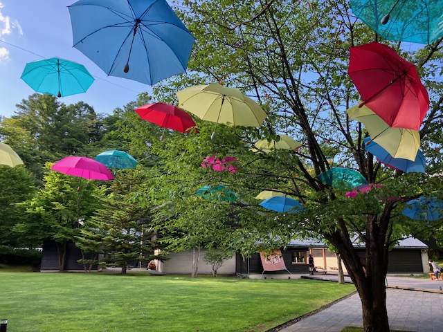 星野リゾート村民食堂とトンボの湯の間の広場のカラフルな傘の花