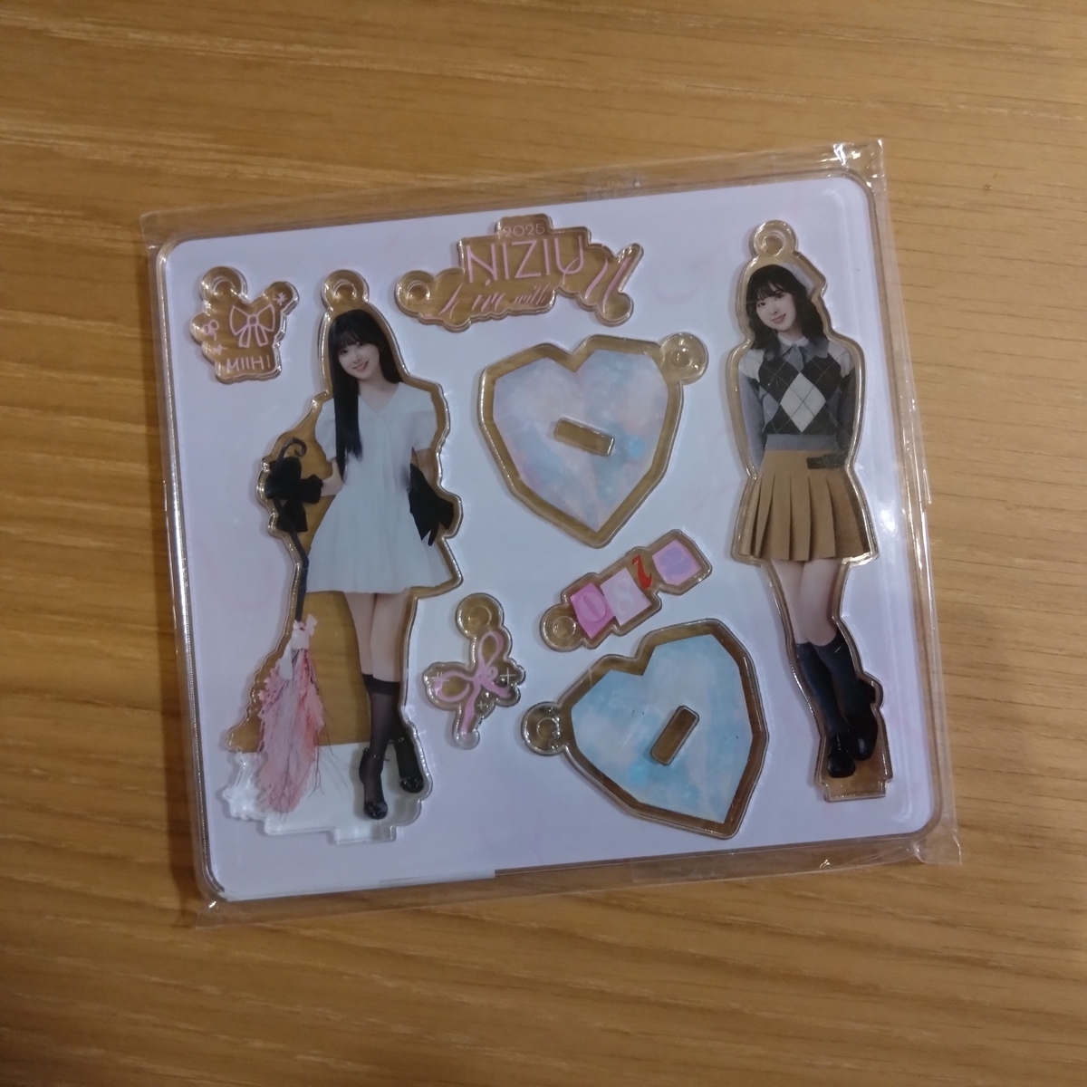 NiziUのライブ会場で購入したオフィシャルグッズたちです！😊 - ララ日記