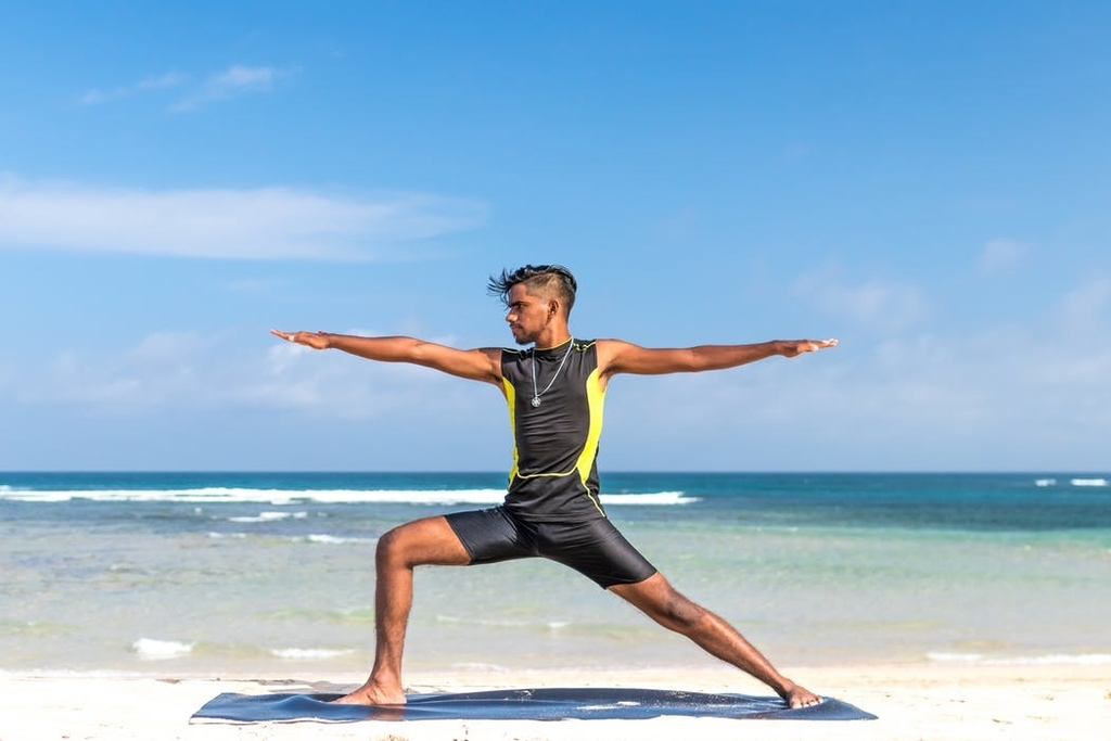 "yogaと休息日もいれながら一定期間ローテーションを続け、電話カウンセリングの時に報告します。例えば、30分のヨガを途中で休まないとできなかったとか、この部分がどうしてもできないとか、先週はセッション2はきつかったけど、今週はすんなりできた、と言う風に具体的に伝えます。実際、僕も人が見たら大した動きもしていないのに汗びっしょりになって、途中で止まってしまうことが何度もありました。</p