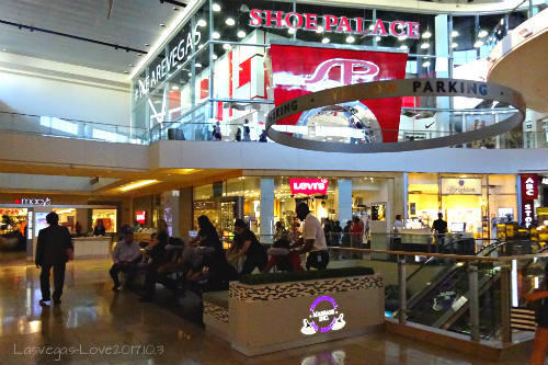 マッサージを受ける人 ファッションショーモール