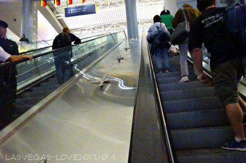 エスカレーターの手すり横 飛行機 エスカレーターの手すり横 飛行機