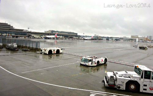 飛行機を引っ張る車