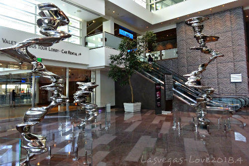 彫刻家 トニー・クラッグの作品　ステンレスの像