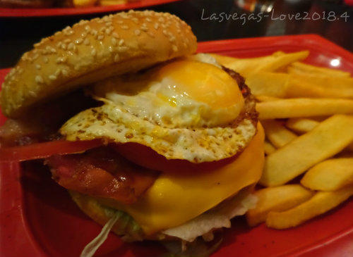 Royal Red Robin　Hardwood-smoked bacon, egg, American cheese, lettuce, tomatoes and mayo
