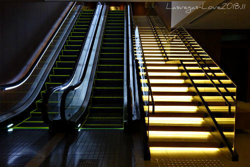 エスカレーター　ライトアップ