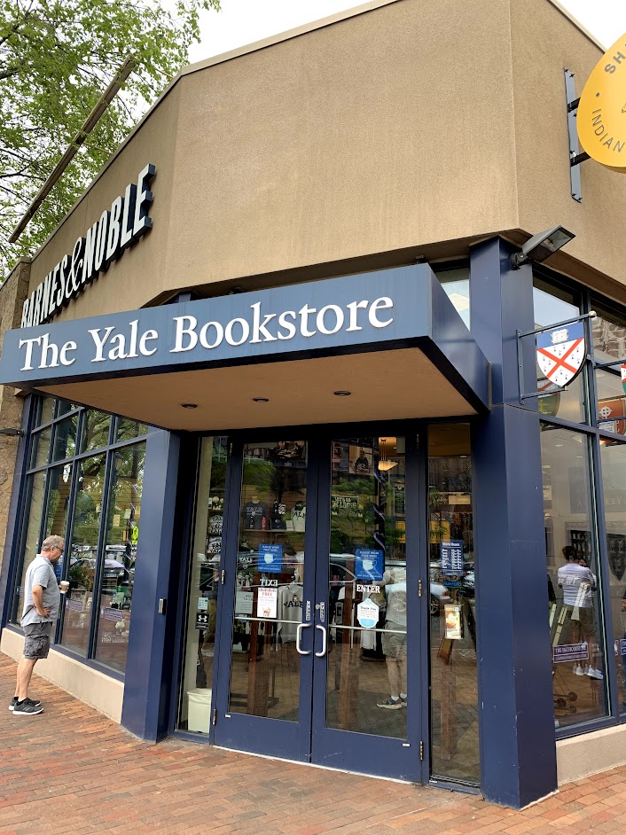 イェール大学の生協(ブックストア)でお買い物 - 旅するヨーキー