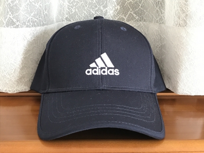 adidasのツイルキャップ（カレッジネイビー）