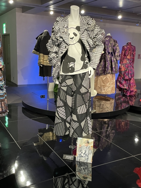 「GLAM―黒柳徹子、時代を超えるスタイル―」そごう美術館（横浜）パンダ柄