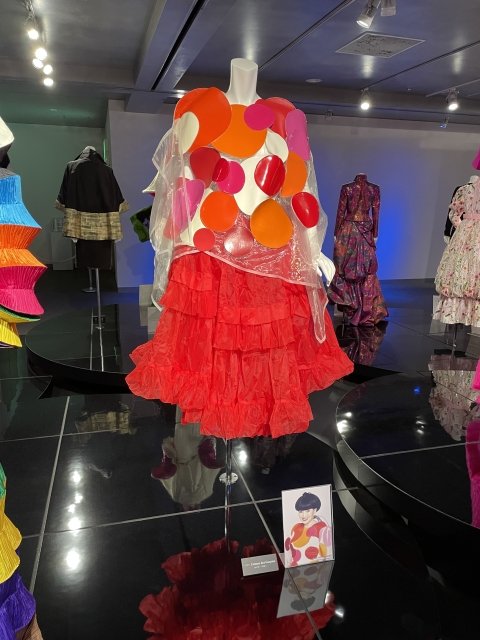 「GLAM―黒柳徹子、時代を超えるスタイル―」そごう美術館（横浜）コム・デ・ギャルソン