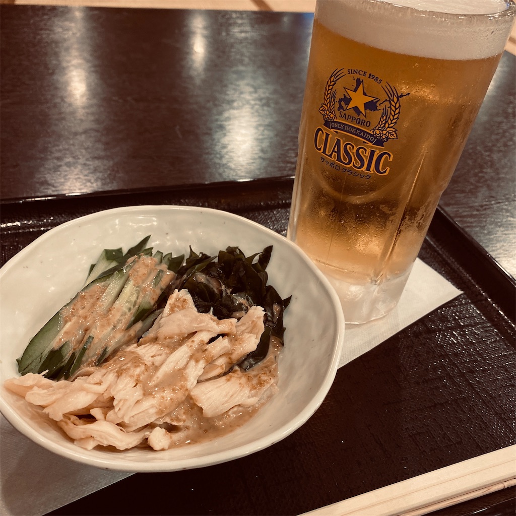 冷えたビールととりささみおつまみ