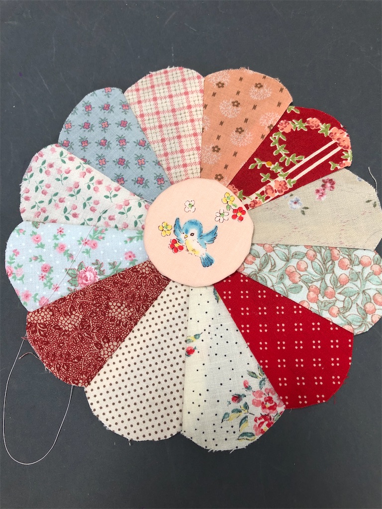 ドレスデンとお花のアップリケのキルト