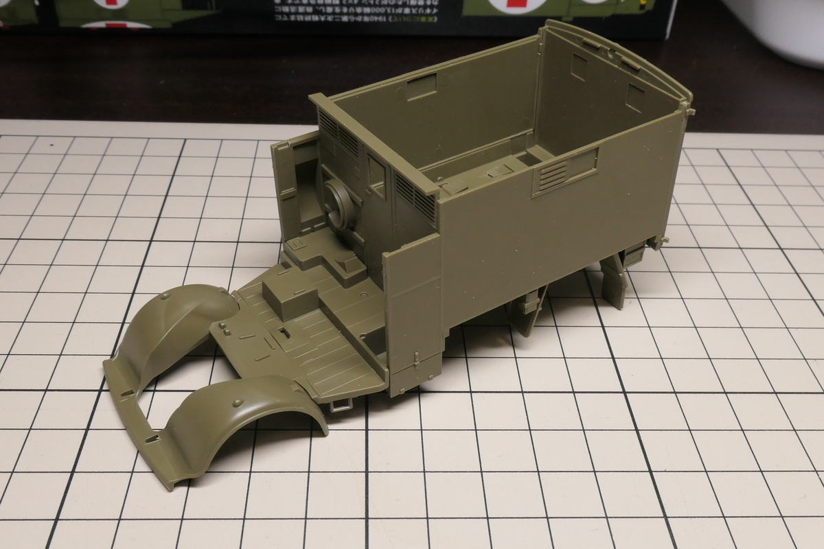 タミヤ 1/48 2t 4×2 野戦救急車を作る - どらの自由帳