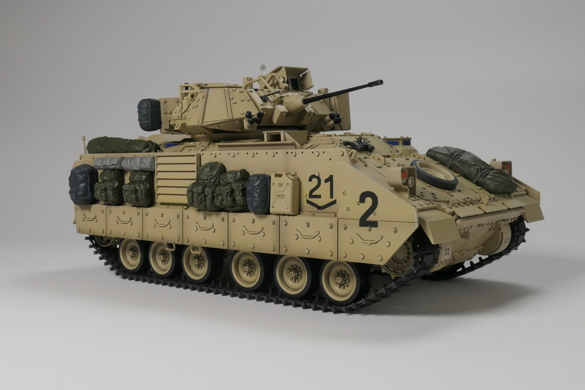 タミヤ1/35スケール アメリカM2A20DSデザートブラッドレー完成品 タミヤ1/35スケール アメリカM2A20DSデザートブラッドレー完成品