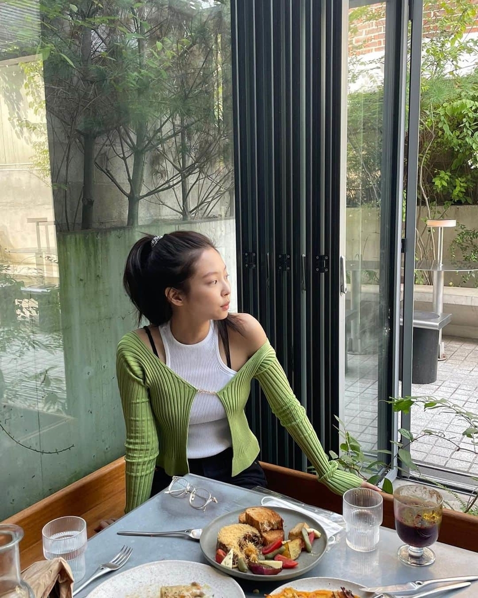 ステージとのギャップが魅力的なBLACKPINKジェニのリラックスした姿