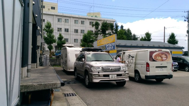 喜多方ラーメン来夢 喜多方本店の駐車場の大型車