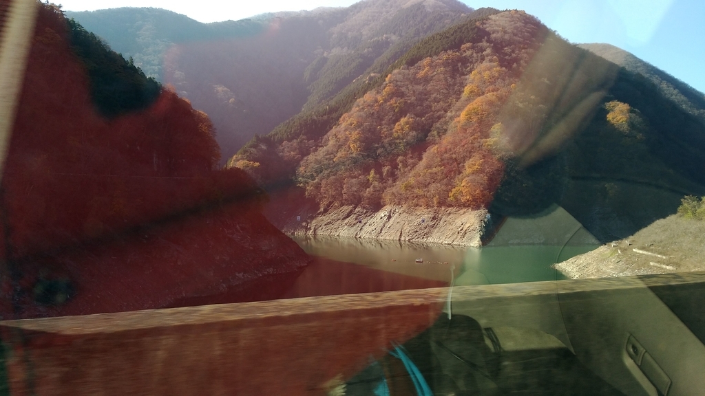 f:id:leo-roy:20181211131453j:plain 秩父市 三峯神社 ダムの上の道路