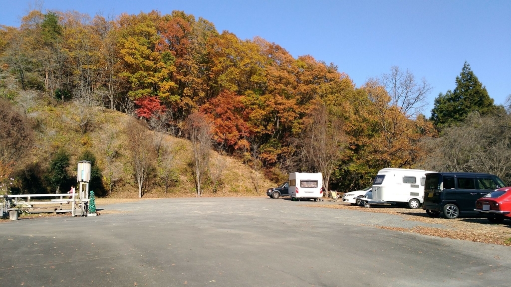 RVパークみどりの村　キャンピングカーとキャンピングトレーラー