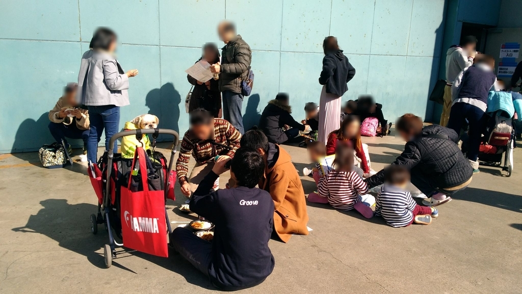 地べたでランチ