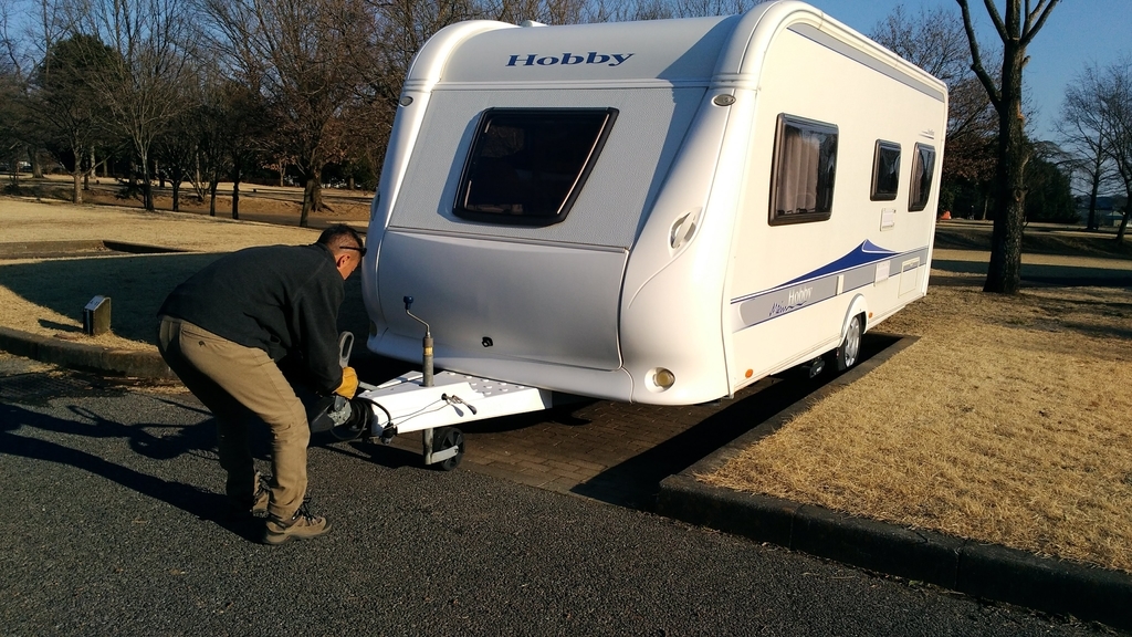 f:id:leo-roy:20190219225046j:plain キャンピングトレーラーの手押し