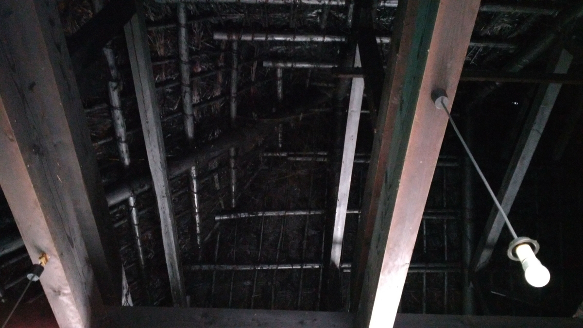 f:id:leo-roy:20190403004114j:plain 茅葺屋根の裏