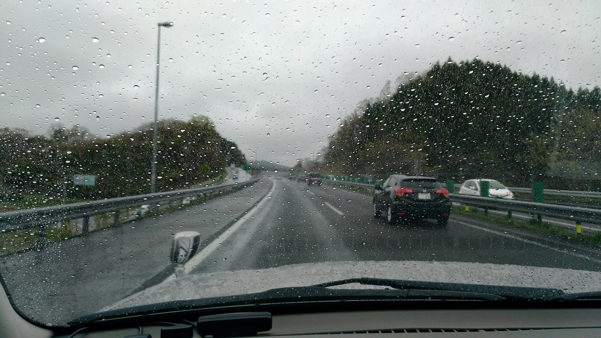 雨の高速道路