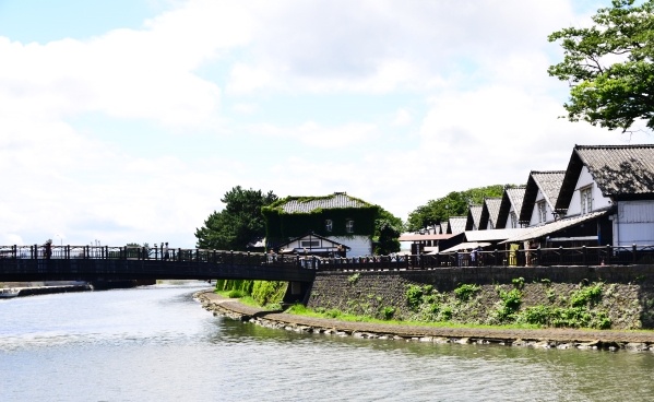 山居倉庫 新井田川