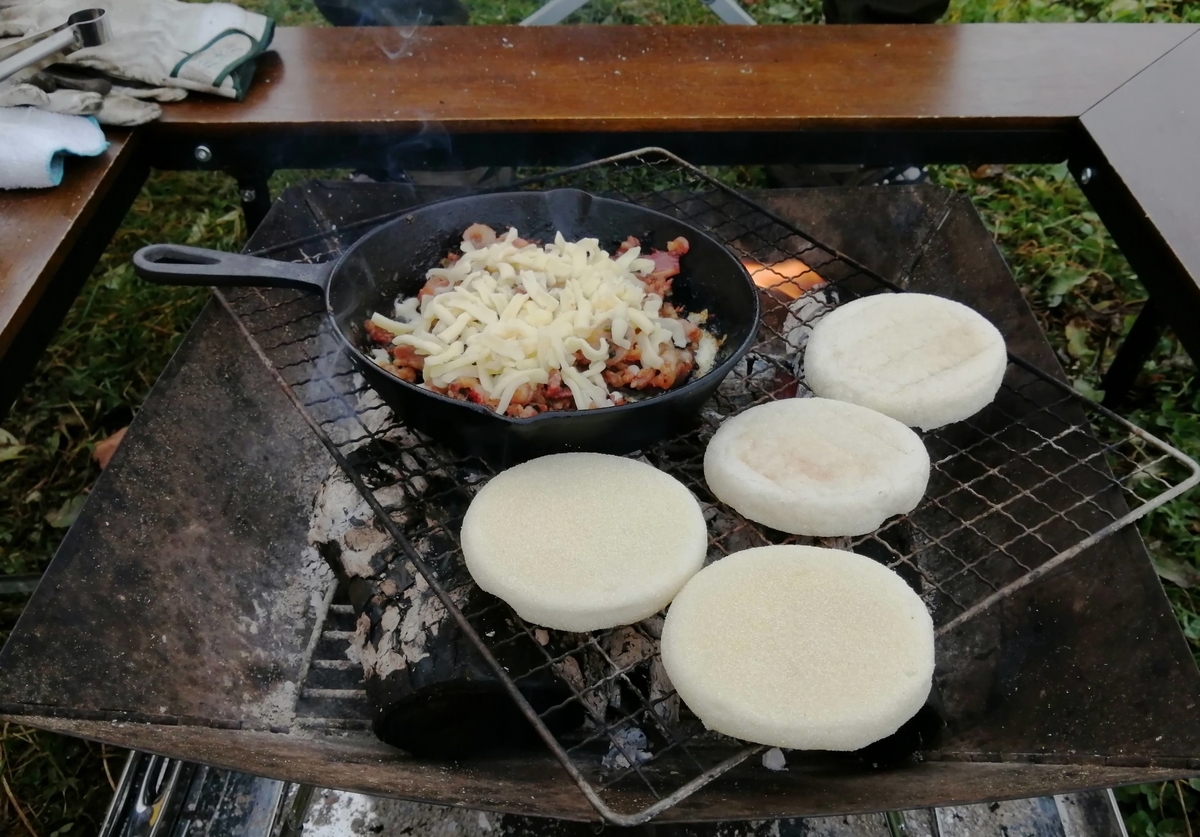 ふもとっぱら キャンプ キャンピングトレーラー  スキレット マフィン