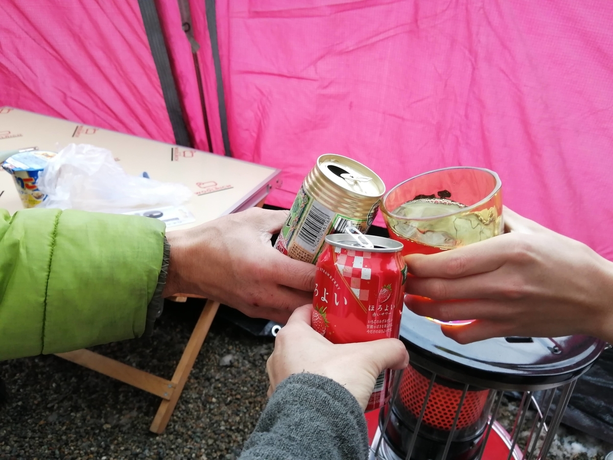 エンゼルフォレスト那須白河 キャンピングトレーラー 雪中キャンプ 乾杯