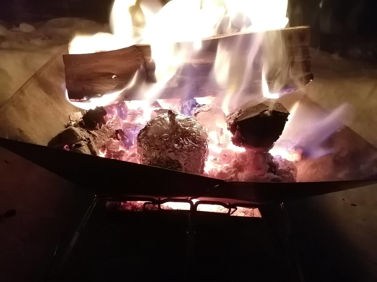 エンゼルフォレスト那須白河 キャンピングトレーラー 雪中キャンプ 焼きリンゴ 焚き火