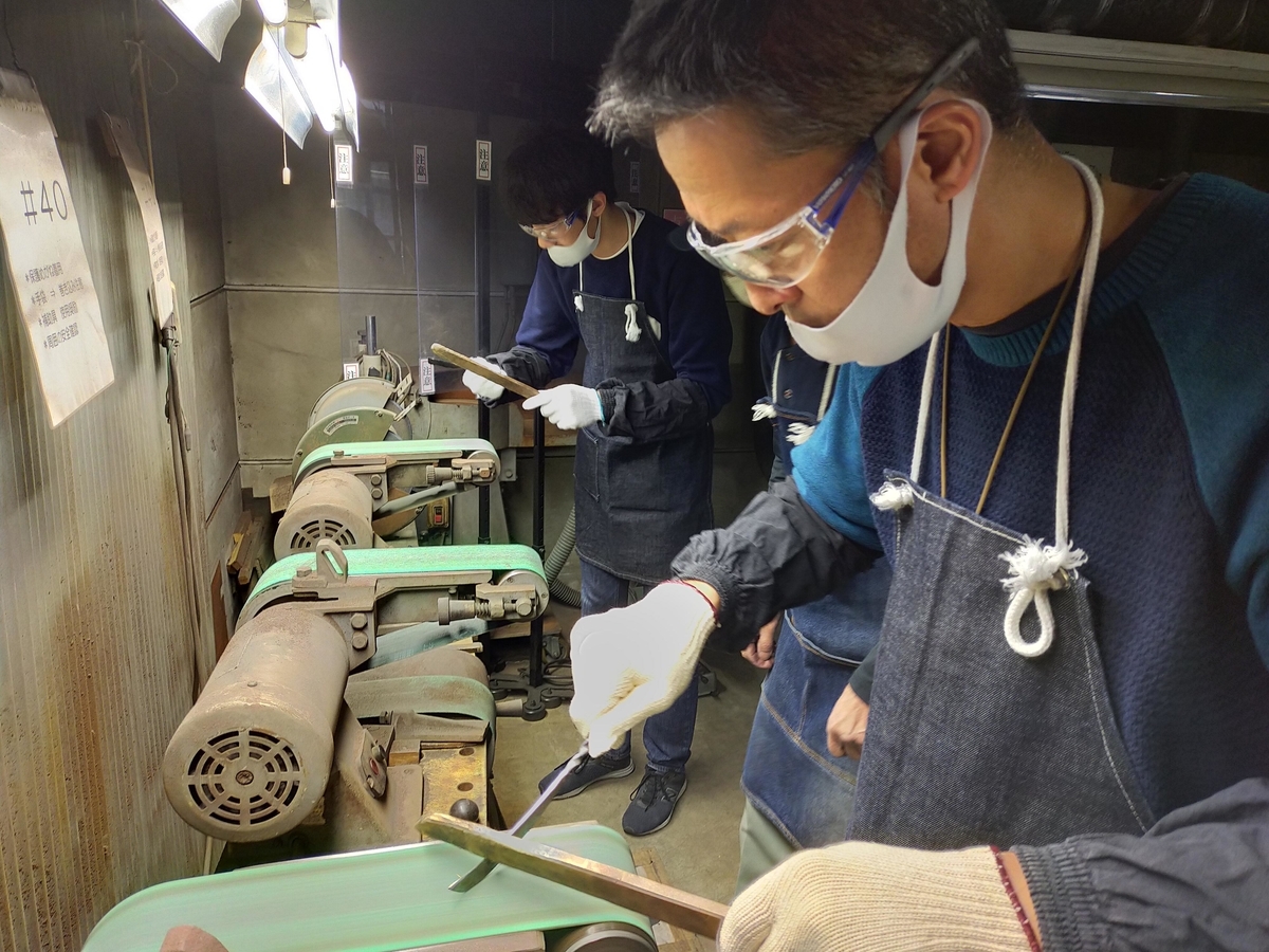 三条市 三条鍛冶道場 ものづくり体験 ペーパーナイフ 五寸釘 ベルトサンダー 犬連れ