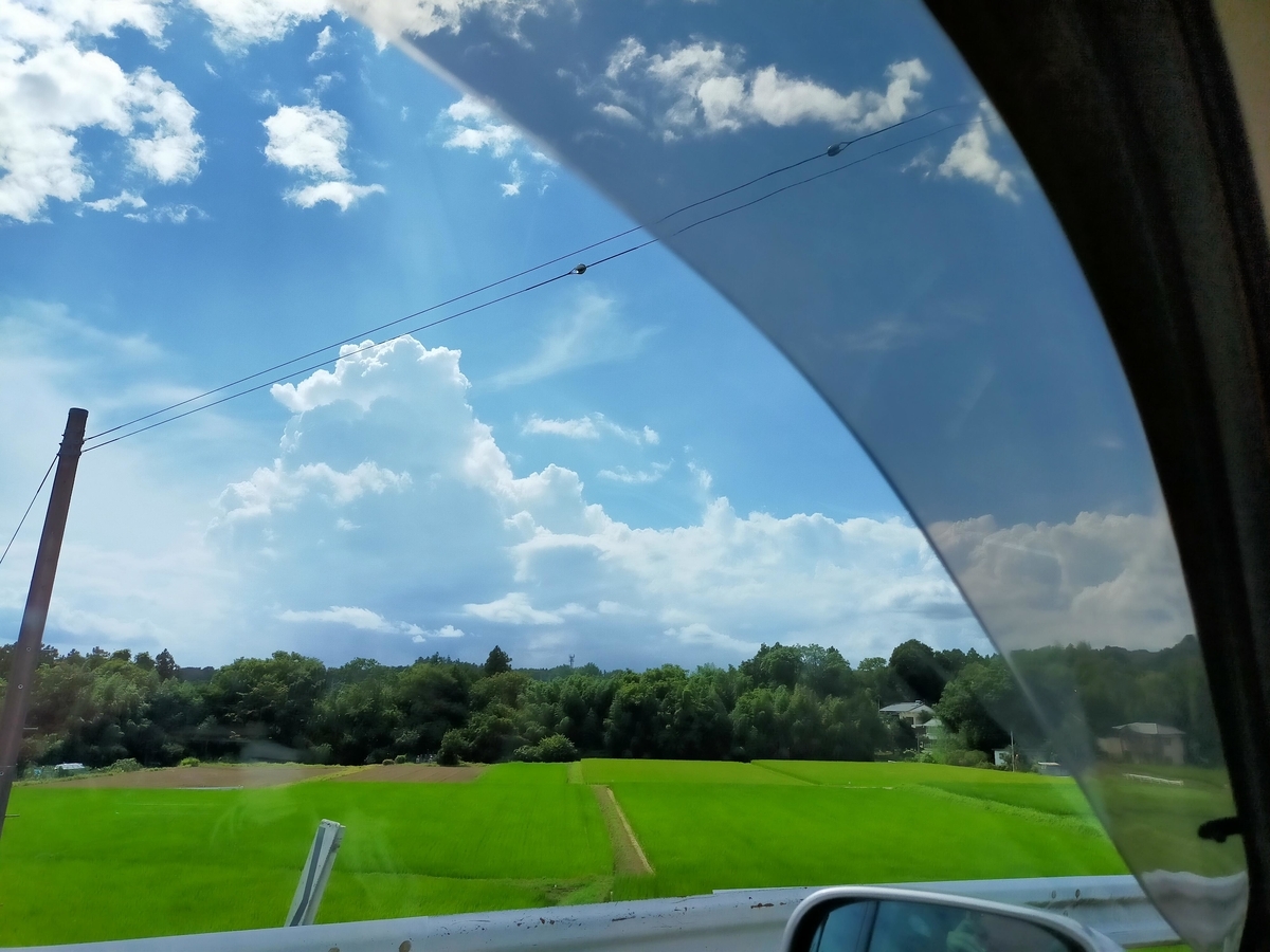 ドライブ 青空 車窓からの景色