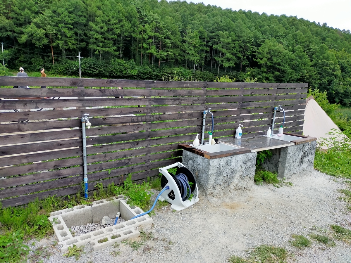 キャンピングトレーラー⁡ シーズー⁡ 長野県⁡ 小諸市⁡ ウィスラースカイベース小諸⁡ キャンプ⁡ キャンプ場⁡ キャンプ犬 炊事場
