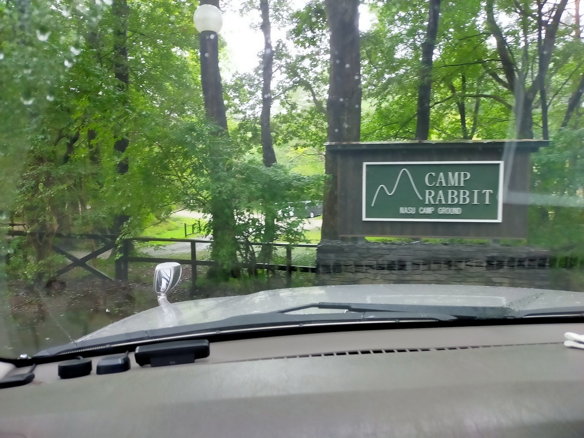 雨キャンプ ⁡⁡⁡キャンプ飯 ローストビーフ丼⁡ ミネストローネスープ⁡ アヒージョ ⁡⁡⁡⁡那須 ⁡キャンプラビット⁡ キャンピングトレーラー⁡ シーズー⁡ キャンプ犬⁡ 貸切露天風呂 入口