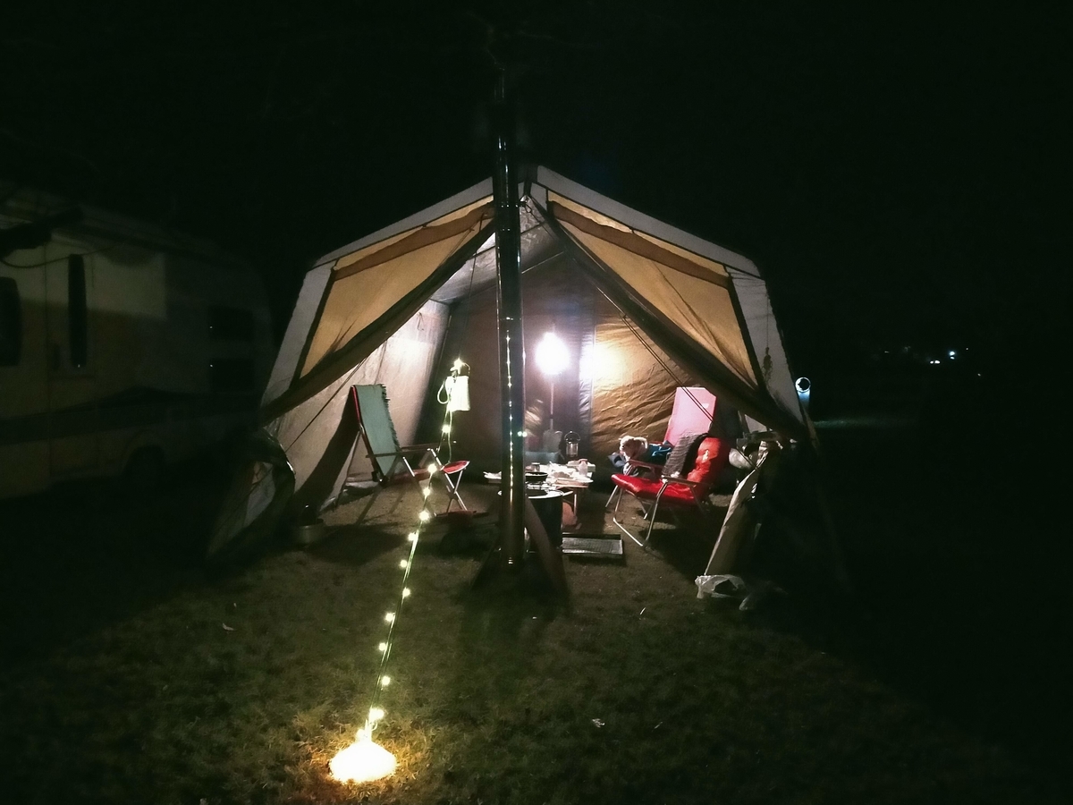 栃木県 鹿沼市 出会いの森総合公園オートキャンプ場 薪ストーブ キャンピングトレーラー シーズー キャンプ犬