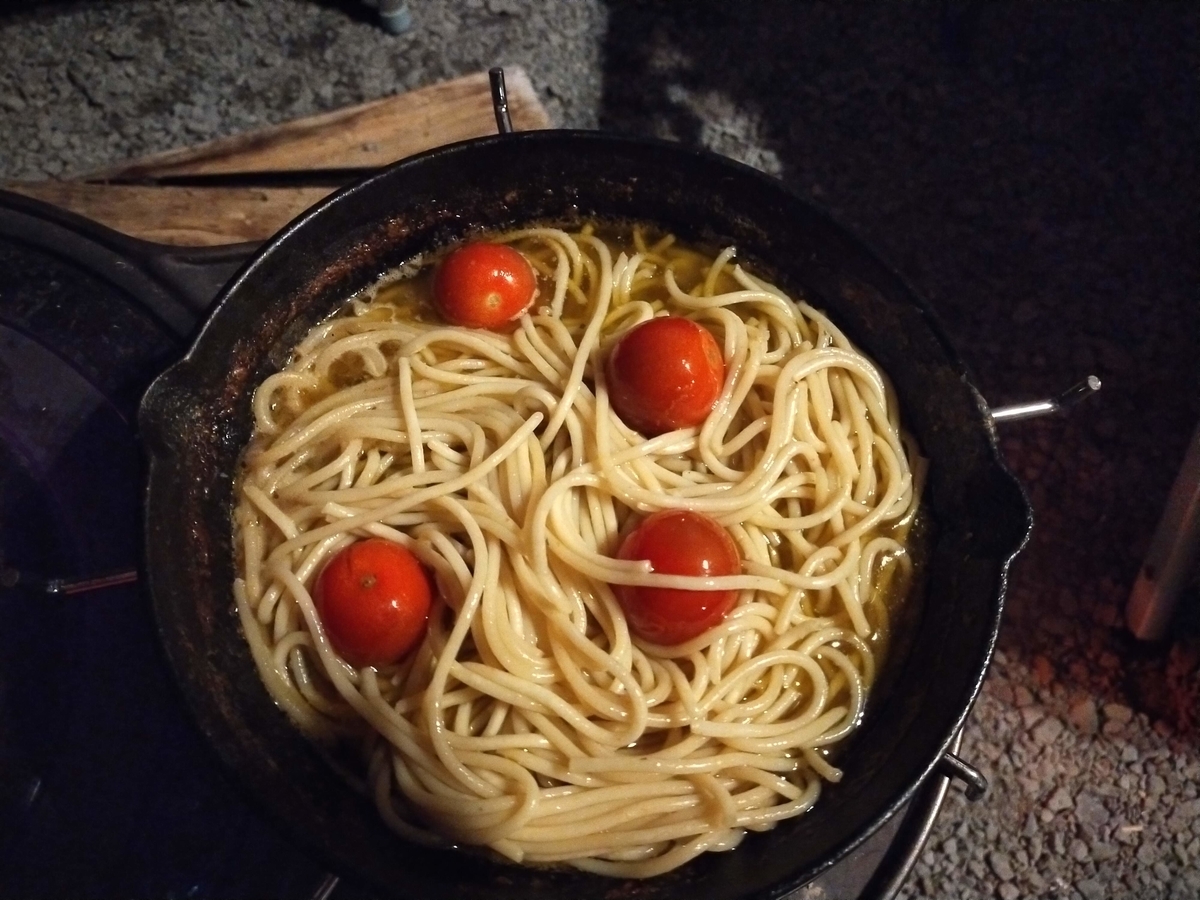 キャンピングトレーラー 年越しキャンプ ウィスラースカイベース小諸 シーズー キャンプ犬 アヒージョにパスタ