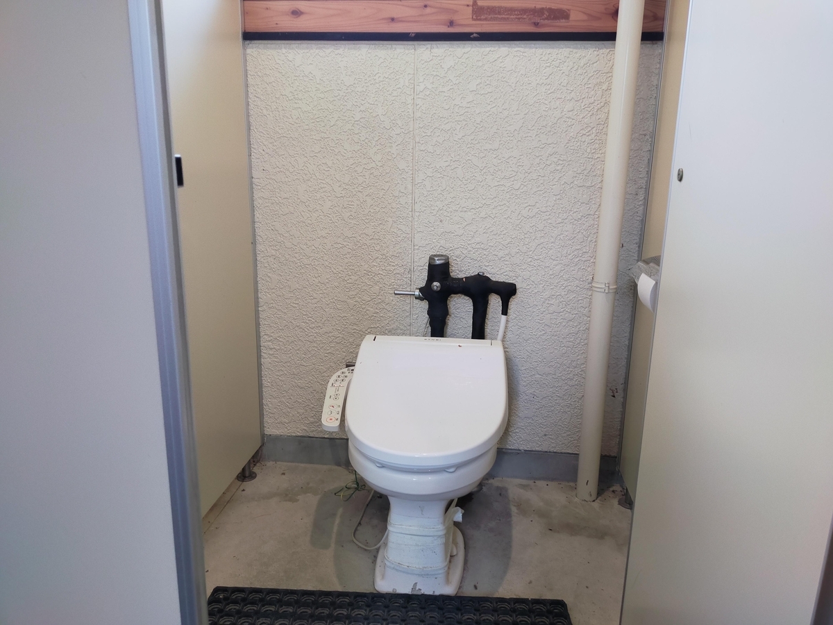 RVパーク 磐梯山・絶景の猪苗代スキー場RVパーク 稲苗代 猪苗代湖 キャンピングトレーラー シーズー トイレ