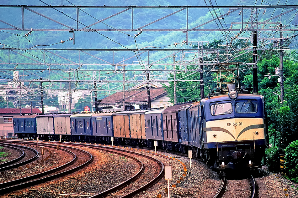荷物列車・国鉄EF58（お召し予備機）＋マニ・スニ・スユ
