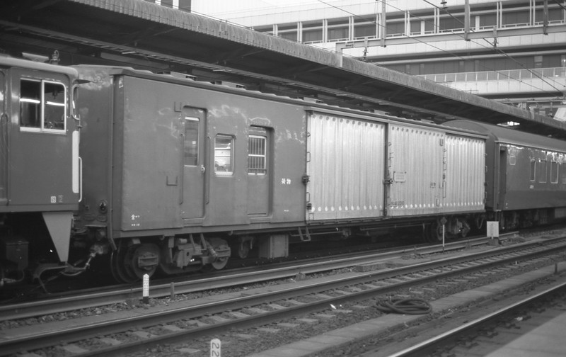 スニ41ですが、実際に荷物列車に入った編成にはどんなものがあるの