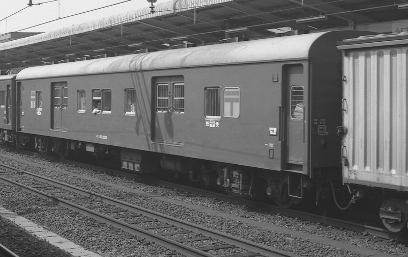 katoから製品化されているスユ15は2種類の形態の車両だった。 - 本棚の
