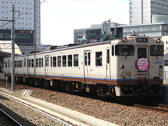 JR西日本のキハ47にもいろいろな色の車両も存在していた。 - 本棚の