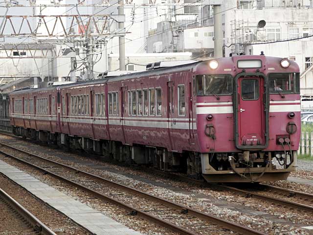 JR西日本のキハ47にもいろいろな色の車両も存在していた。 - 本棚の