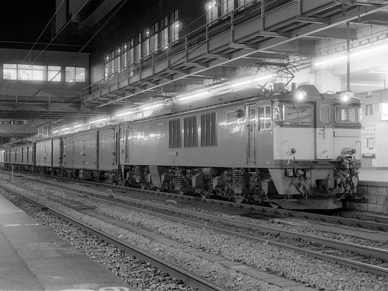 国鉄時代に荷物列車を担当したEF64-1000番台の貴重な記録とその理由