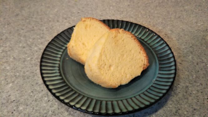 切り分けたシフォンケーキの断面の様子（フワフワできめ細かいです）