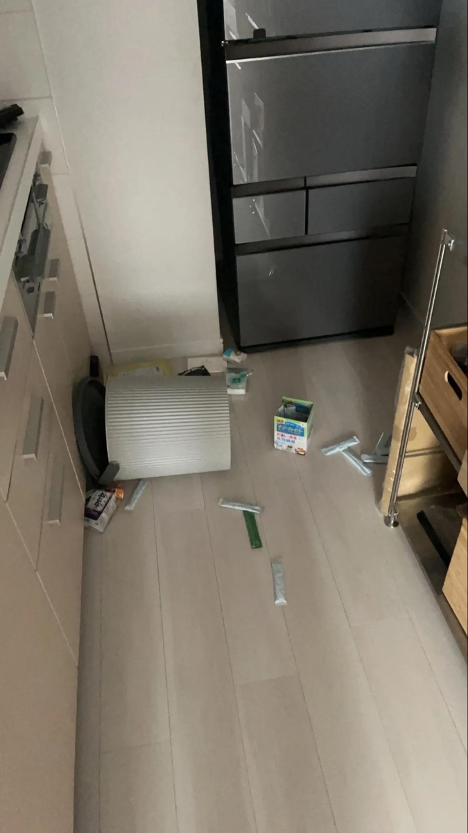 ▲うにが豆苗を求めて散乱させたキッチン道具
