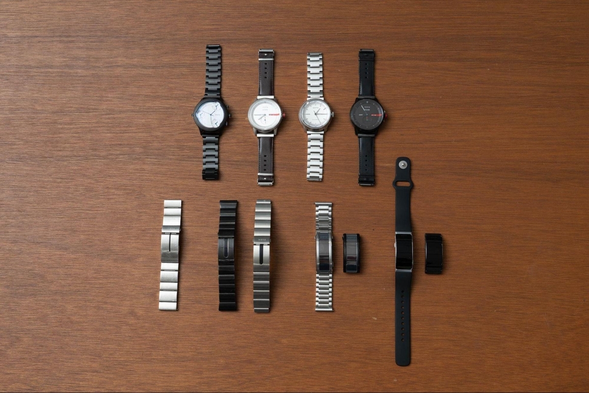 ▲wenaシリーズの歴代モデル。本体はバックル部分で、左からwena wrist、wena wrist pro（二色）、wena 3、wena Xと並ぶ
