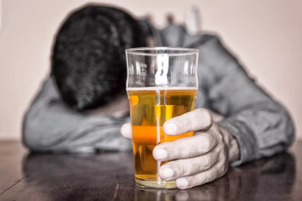胃痛は足つぼ整体で簡単に治るけど、大量のお酒を止めないと根治が難しい